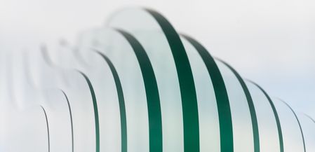 Gläser in unterschiedlichen Stärken lassen sich mit der PearlCut – Technologie präzise schneiden