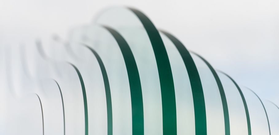 Gläser in unterschiedlichen Stärken lassen sich mit der PearlCut– Technologie präzise schneiden