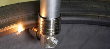 Ein Laserprozesskopf bearbeitet den Wulst eines Reifens zur Rundlaufkorrektur. 