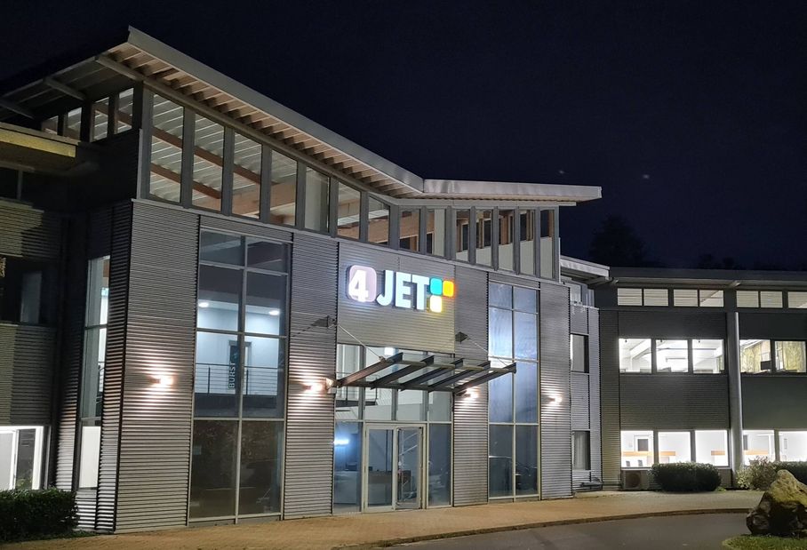Das neue 4JET Headquarter: Haupteingang bei Nacht
