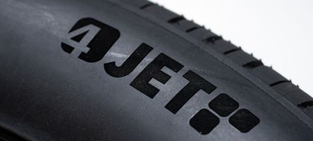 Auf der Reifenwand wurde das 4JET-Logo eingraviert.