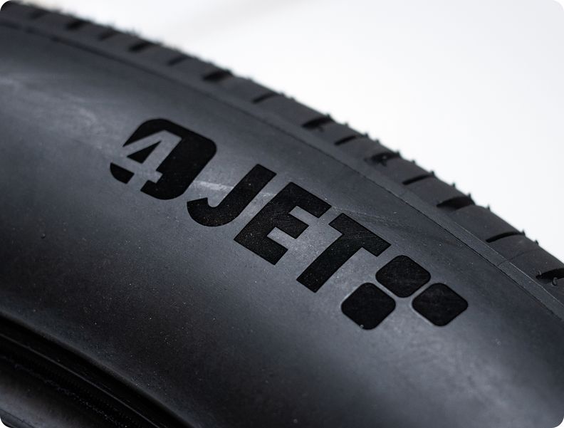 Auf der Reifenwand wurde das 4JET-Logo eingraviert. 