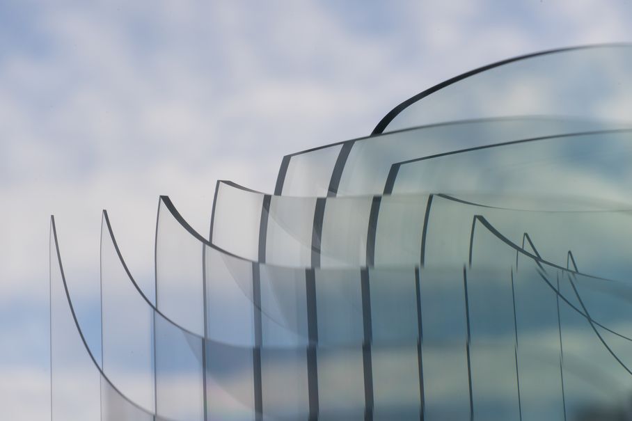 Das Foto zeigt mehrere Glasscheiben, die hintereinander aufgereiht sind.