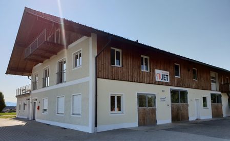 Im neuen Produktionsgebäude der MicroFab in Prutting werden Jobshop-Aufträge bearbeitet.