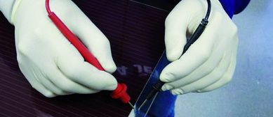 Messung des Isolationswiderstands eines Photovoltaikmoduls.