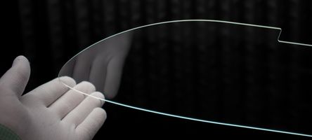 Das Foto zeigt, wie eine Glasprobe mit zwei Händen in weißen Handschuhen gehalten wird.