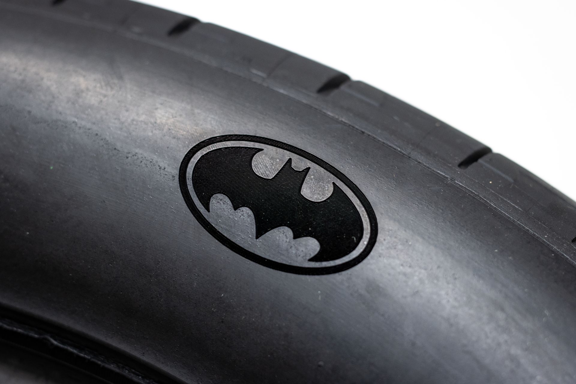 Auf der Reifenwand ist das Batman-Symbol eingraviert.