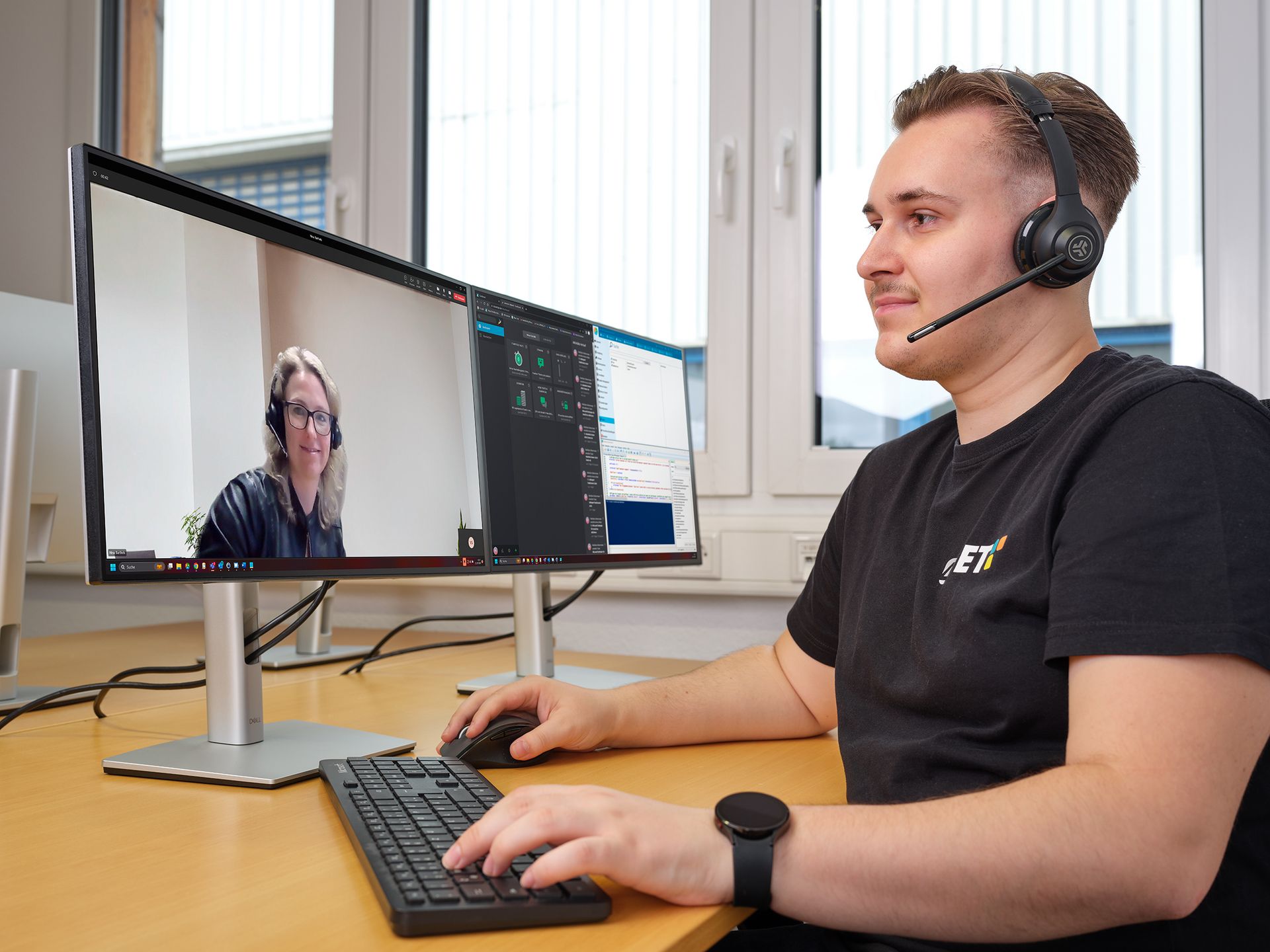 A 4JET employee provides remote support for a customer.