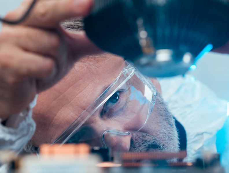 Foto eines Laborassistenten, der ein medizinisches Gerät einstellt.