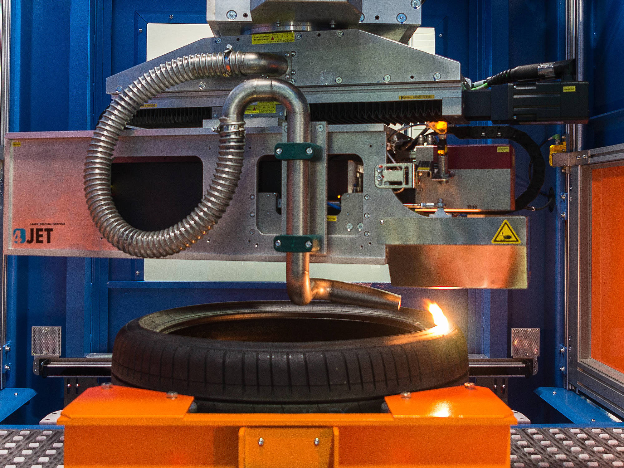 Nach Zentrierung und optischer Vermessung des Reifens erfolgt die Gravur exakt an die hinterlegte Sollposition Nach Zentrierung und optischer Vermessung des Reifens erfolgt die Gravur exakt an die hinterlegte Sollposition