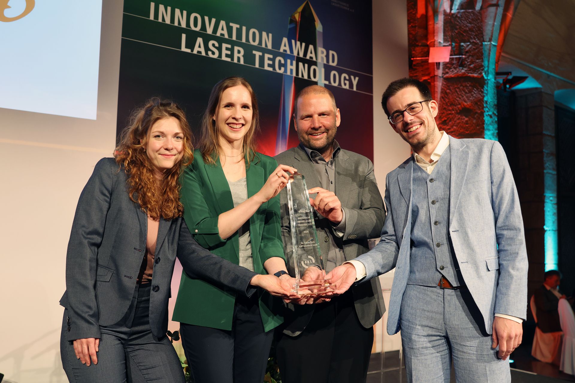 Gruppenbild der Teammitglieder mit dem Award.