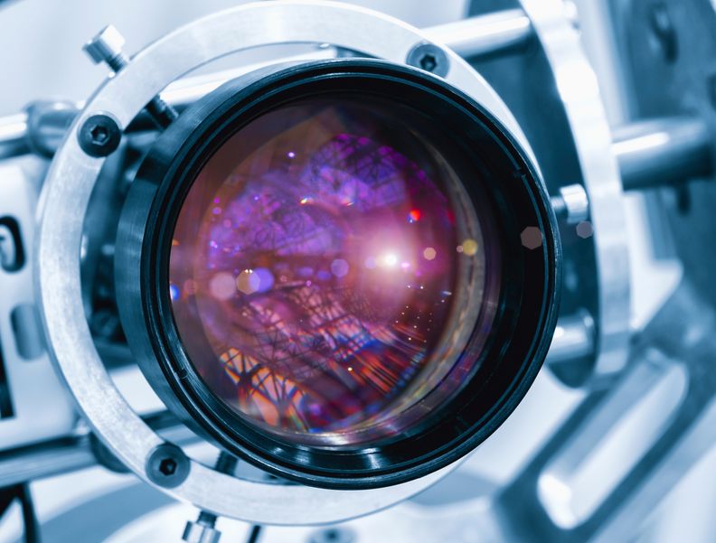 Foto einer Glaslinse in einer metallischen Konstruktion.