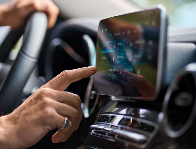 Foto des Displays eines Infotainmentsystems in einem Auto.