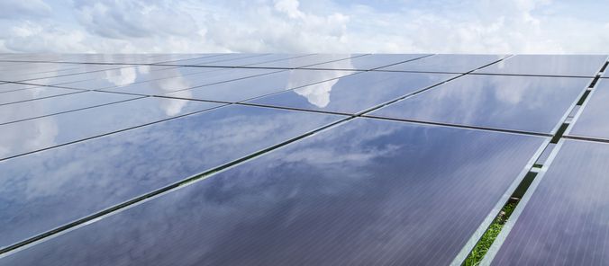 Eine Fläche von mehreren sonnenangestrahlten Photovoltaik-Modulen.