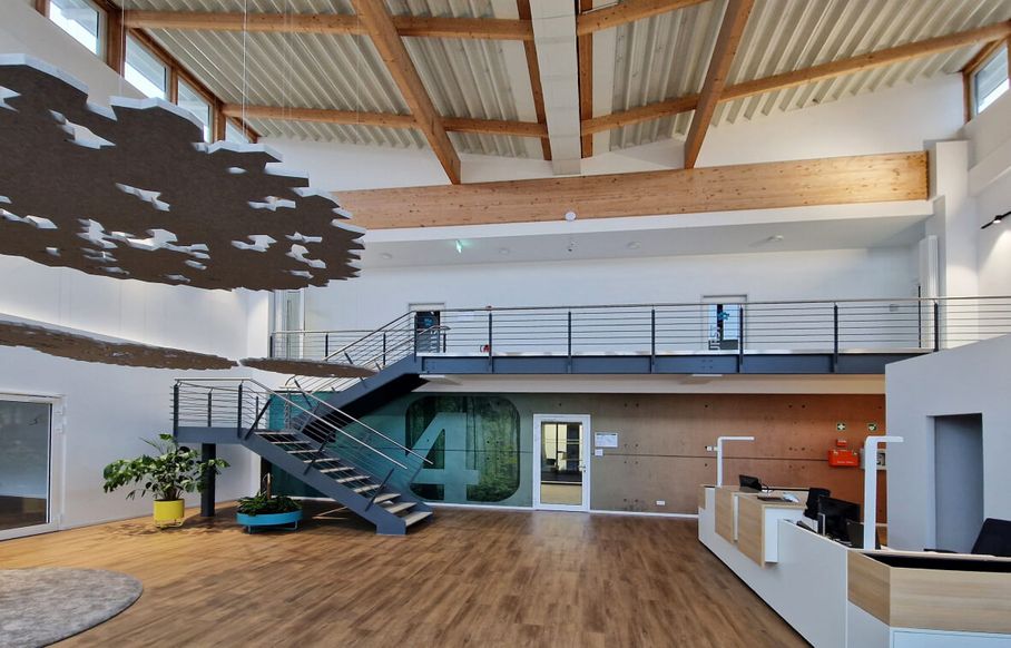 Willkommen am neuen 4JET Standort – der einladende Empfangsbereich als erste Anlaufstelle für Besucher und Mitarbeiter