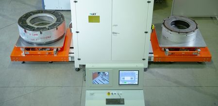 Effinzienzmaßstab: Zwei Ladetische ermöglichen kontinuierlichen Reinigungsbetrieb