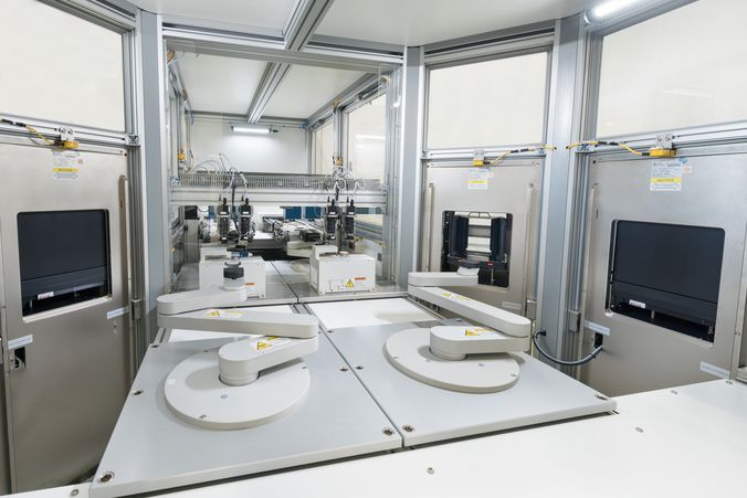 Innenansicht einer vollautomatisierten Lasermaschine für die Glasbearbeitung.