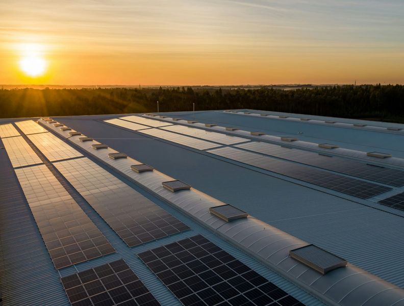 Foto eines Hallendachs mit zahlreichen Dünnschicht-Photovoltaikmodulen.