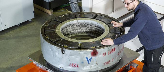 Ein Mitarbeiter inspiziert eine gereinigte Reifenform.