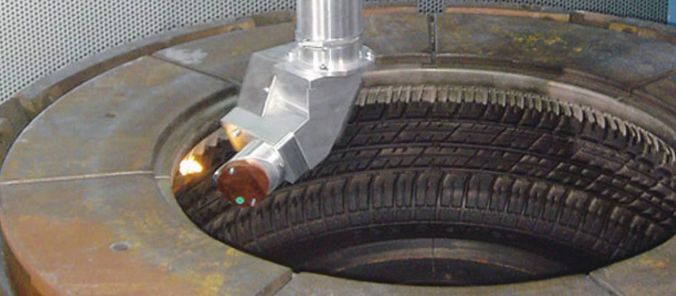 Ein Laserprozesskopf reinigt die Innenseite eines Reifens.