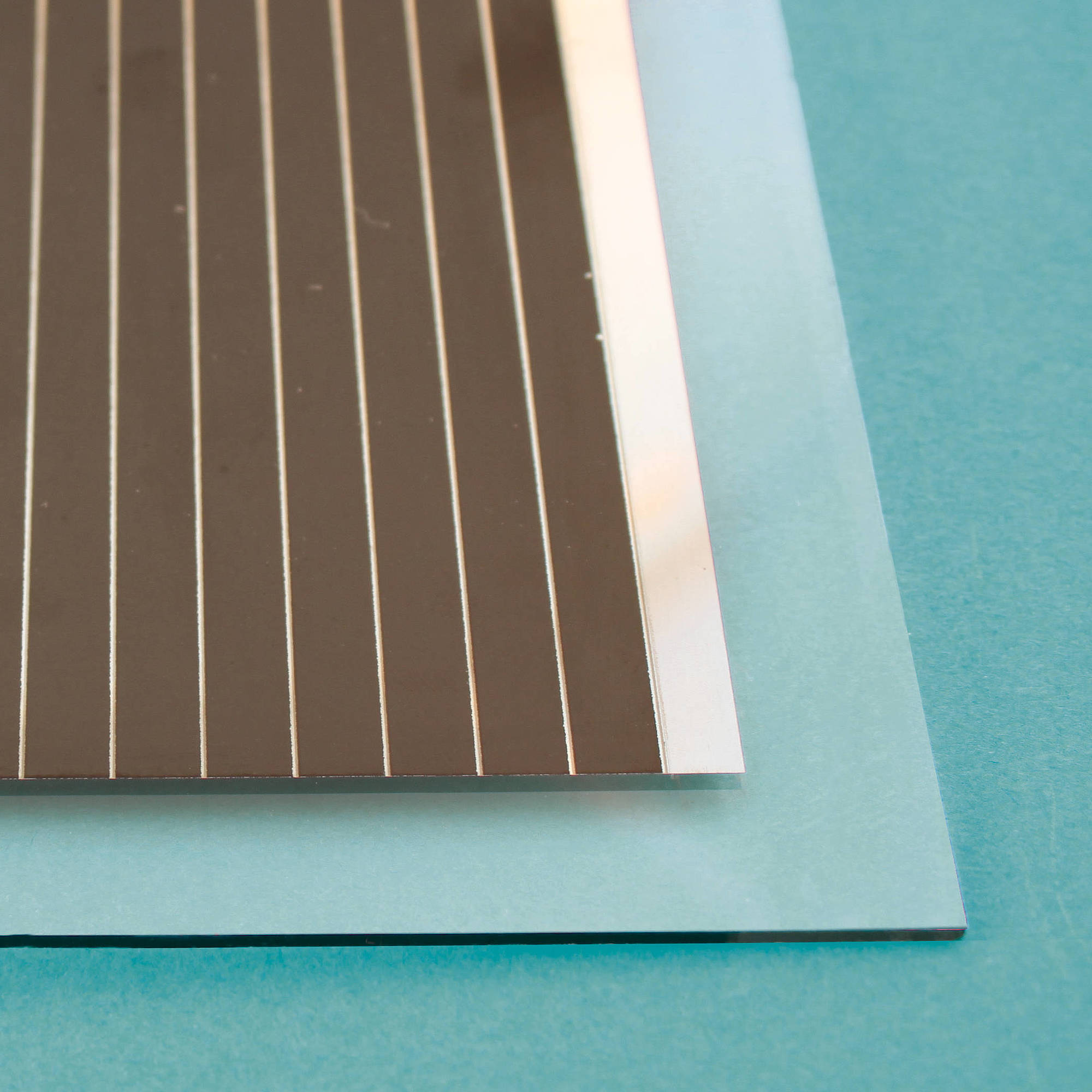 CIGS-Solar-Modul nach LED und Molybdän-Freilegung CIGS-Solar-Modul nach LED und Molybdän-Freilegung