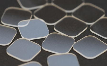 Im Jobshop mit PearlCut Prozess geschnittene Schutzgläser für Smartphone Kameras