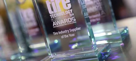 Foto des Glaspokals für die Auszeichnung „Tire Industry Supplier oft he Year“.