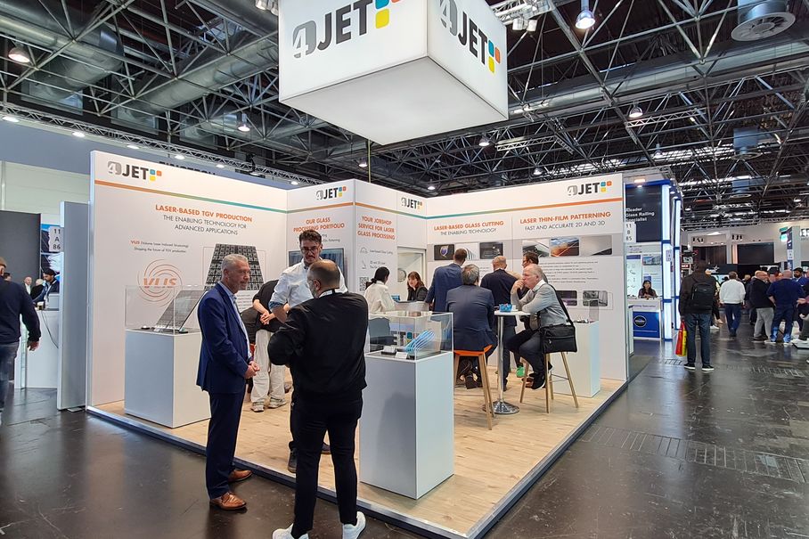 Photo of the 4JET booth at glasstec.