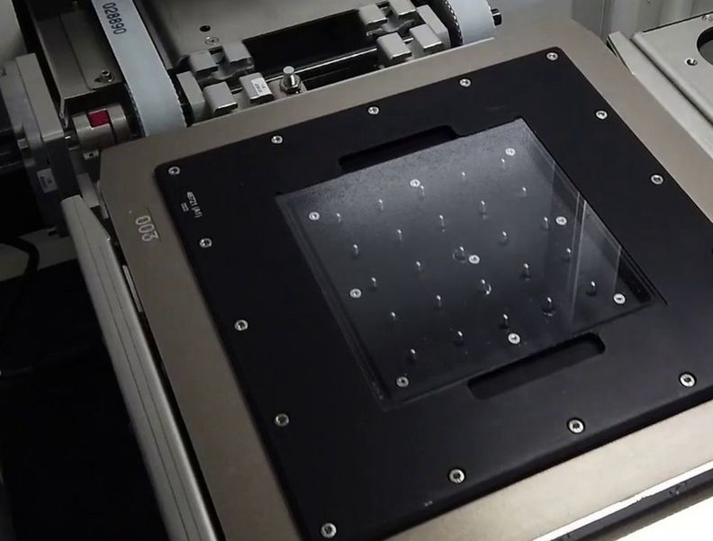 Blick in eine PEARL 500X. Zu sehen ist die Einförderung eines Glassubstrates.