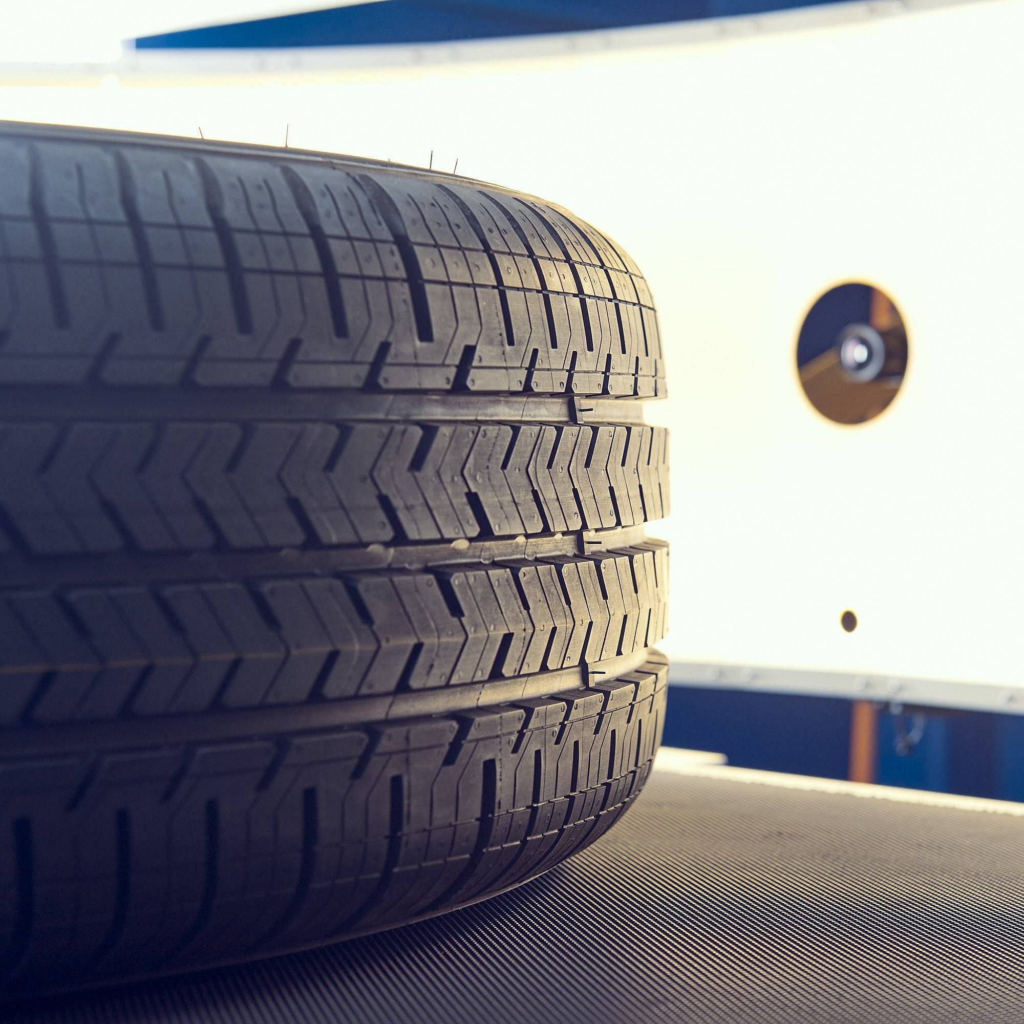 Prüfung von Reifendesign und -farbe zur Qualitätssicherung