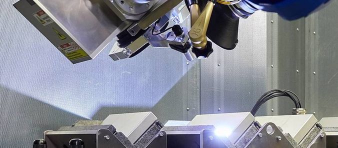 Oberflächenbearbeitung eines Metallbauteils mit einem Laser.