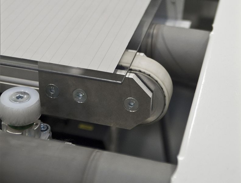 Nahaufnahme eines Photovoltaikpanels auf Förderbändern.