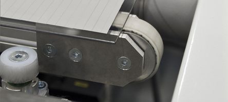 Nahaufnahme eines Photovoltaikpanels auf Förderbändern.