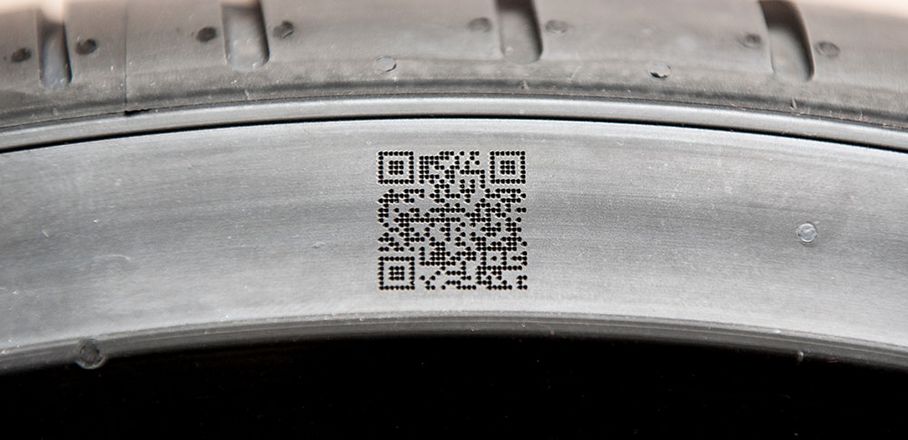 Lasergravur eines QR-Codes auf der Reifenseitenwand