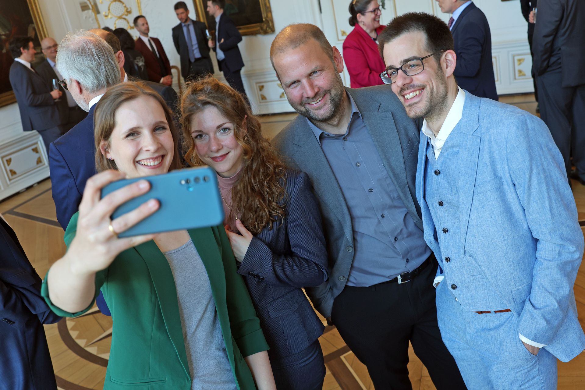 Das Team LEAF macht bei der Preisverleihung ein Selfie. 