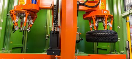 Innenansicht der TCS. Ein Greifarm hält einen Reifen.