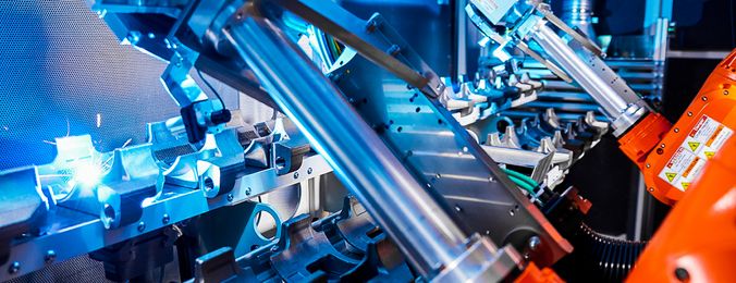 Das Bild zeigt das Innere einer Maschine mit einem integrierten Laserprozesskopf.