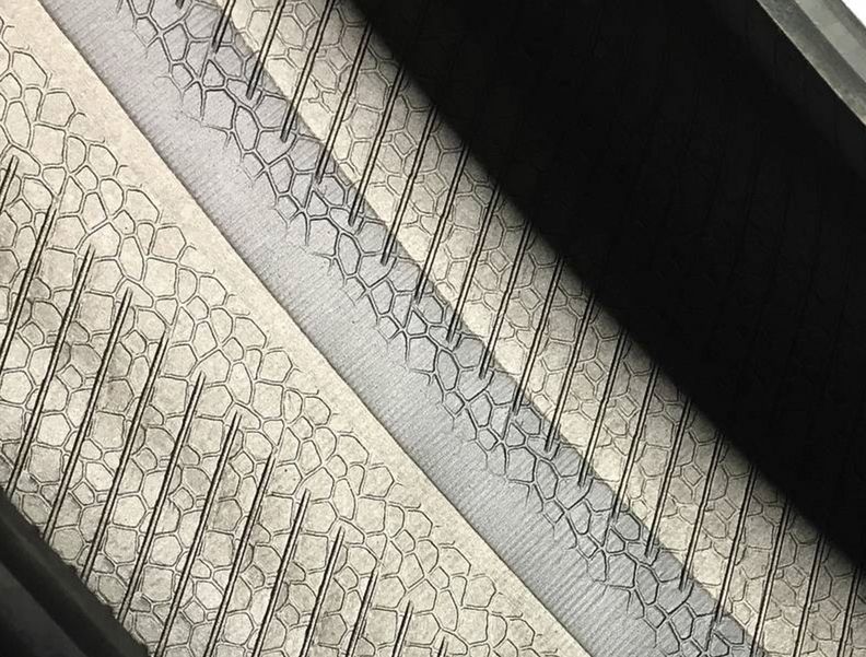 Nahaufnahme eines Ausschnitts einer teilgereinigten Innerlinerfläche eines Reifens