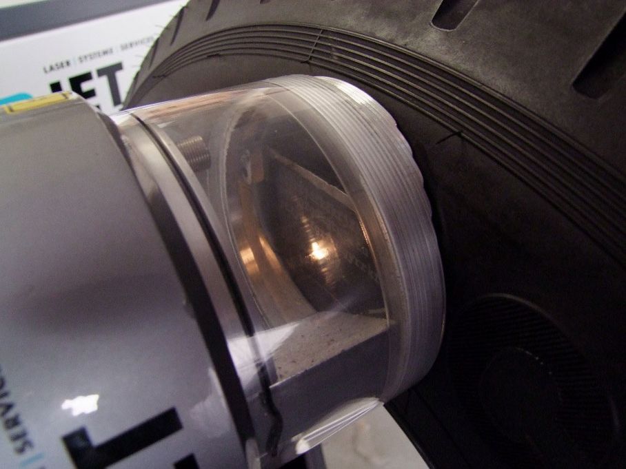 Mit im Gepäck haben wir außerdem unsere manuelle Laser-Reifenbeschriftungsanlage, die T-Mark Compact.