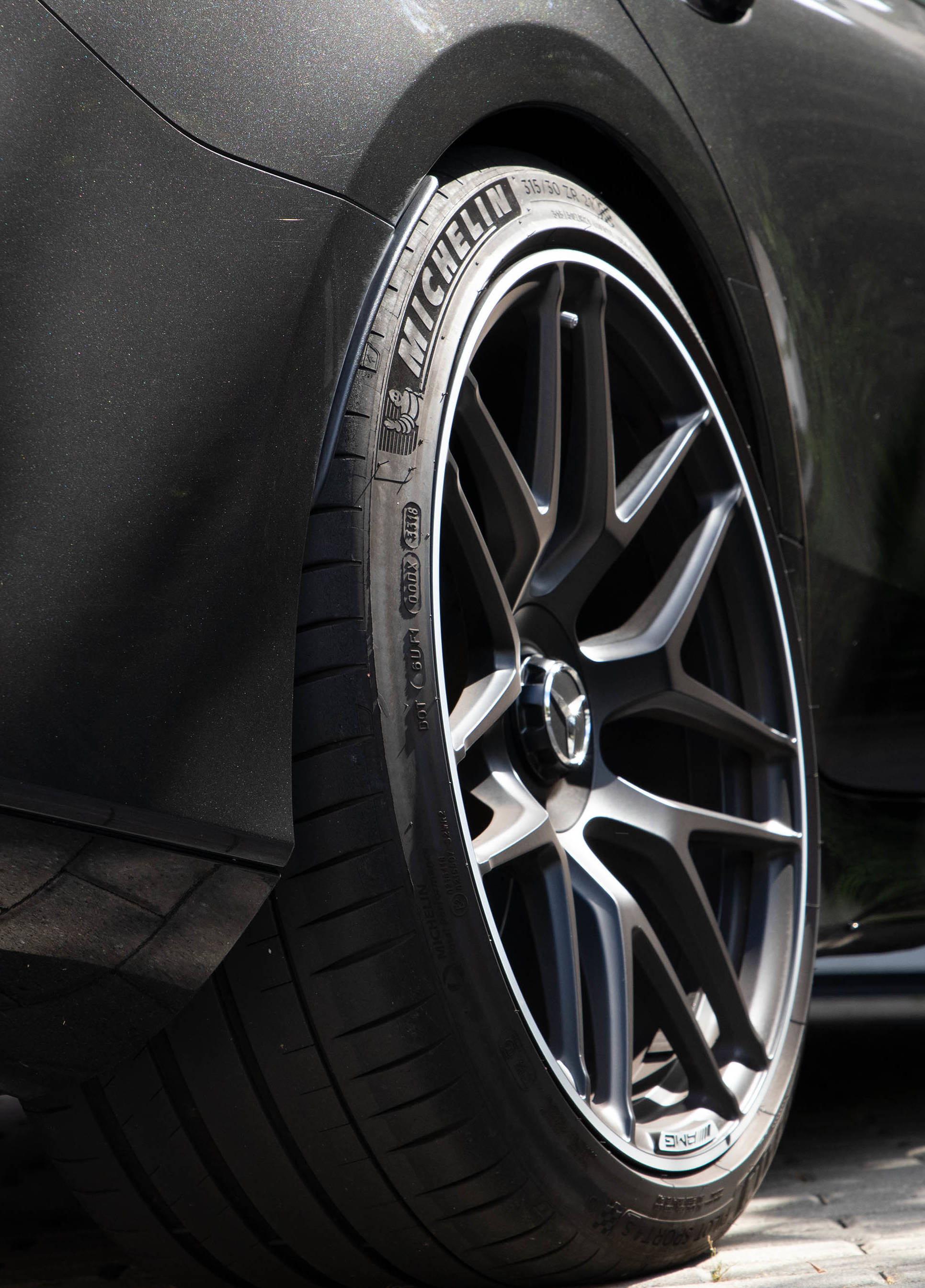 Satin-like sidewall engravings with delicate feature sizes enable contrast on the tire Satin-like sidewall engravings with delicate feature sizes enable contrast on the tire