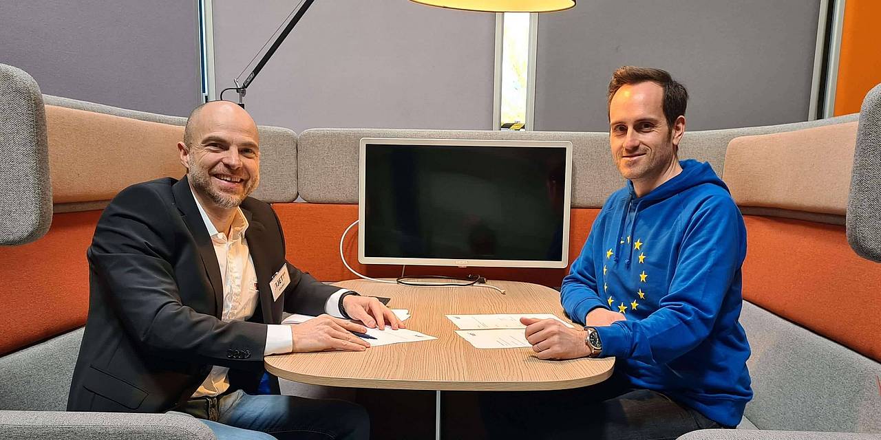 Patrick Haber (left) and Robert Hillmann (right): Contract Signing
