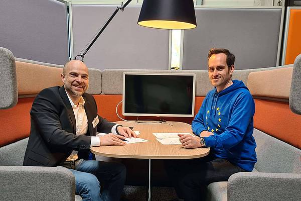 Patrick Haber (left) and Robert Hillmann (right): Contract Signing