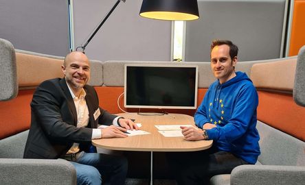 Patrick Haber (links) und Robert Hillmann (rechts): Vertragsunterzeichnung