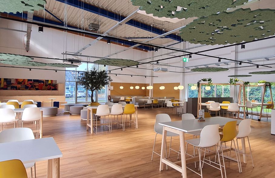 Die großzügige Cafeteria am neuen Standort bietet Platz für entspannte Pausen und gemeinsamen Austausch