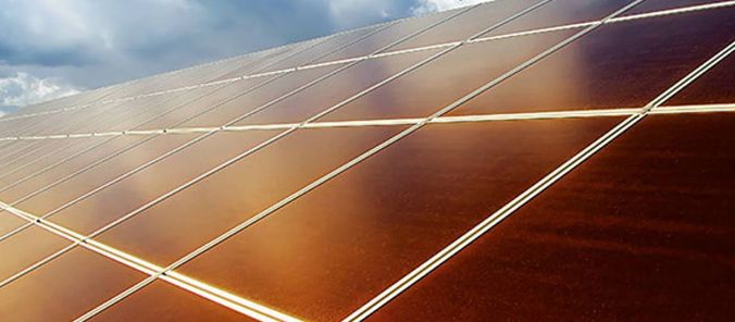 Eine Fläche von mehreren sonnenangestrahlten Photovoltaik-Modulen.