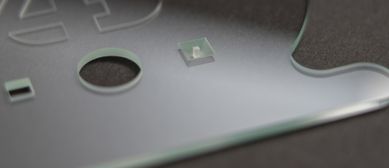 Glasprobe mit verschiedenen Bohrungen