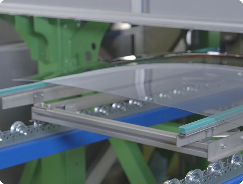 Das Bild zeigt den Laser-Ablationsprozess auf einer Windschutzscheibe in der TOPAZ 3D. Die Windschutzscheibe wurde dazu vorab mittels Vakuumgreifer präzise positioniert.