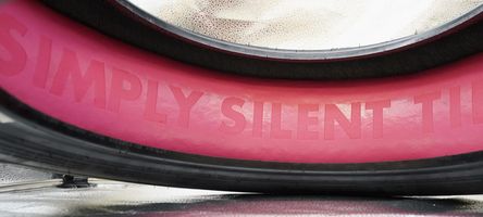 Foto eines Reifens mit pinken Akustikschaum auf der Innenseite. In die Oberfläche des Schaums wurde "Simply Silent Tire" eingraviert.