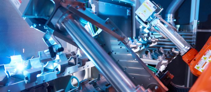 Oberflächenstrukturierung von Metallkomponenten mit einem vollautomatisierten Laserprozess.