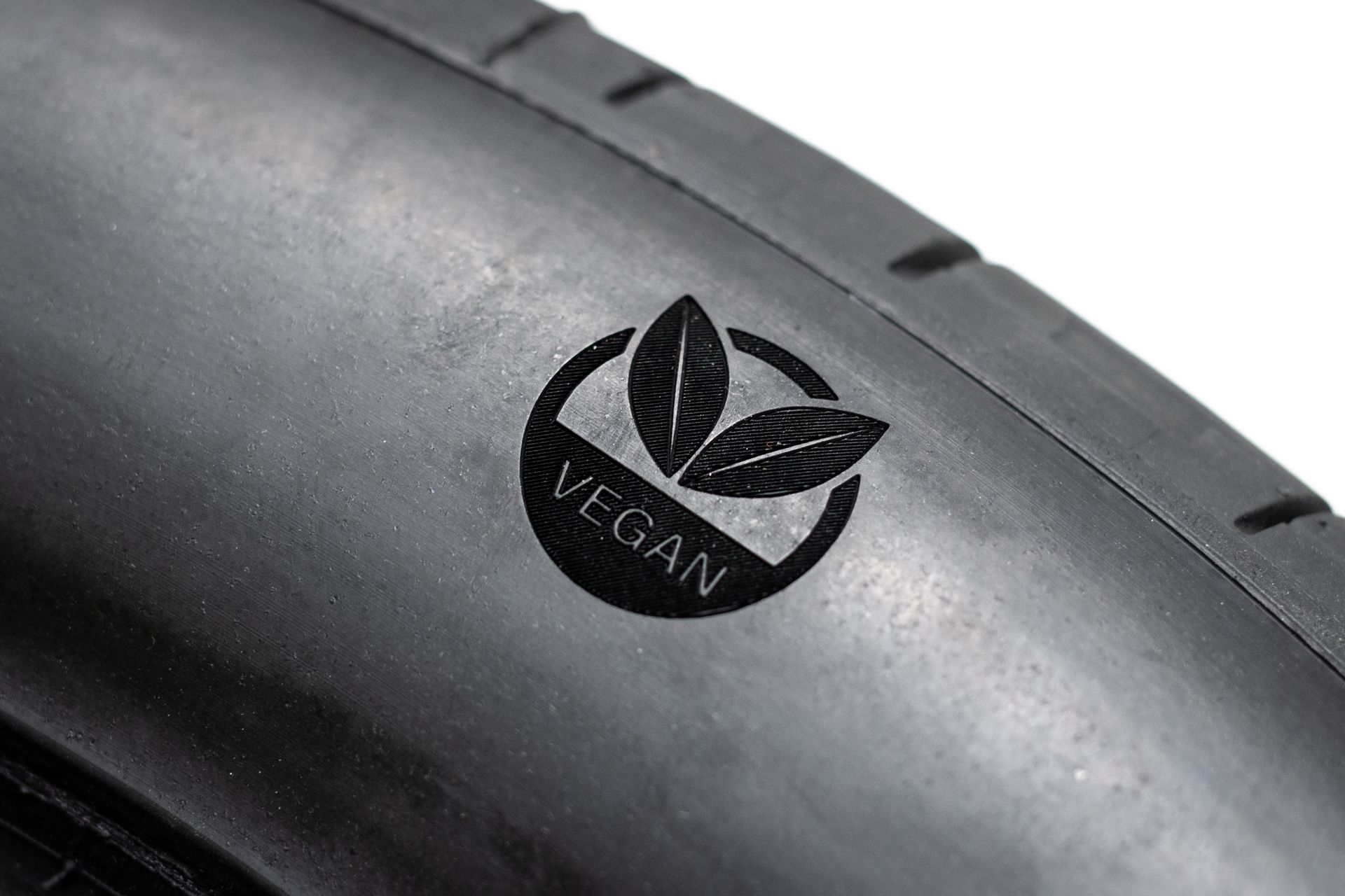 Auf der Reifenwand ist ein „Vegan-Logo“ eingraviert.